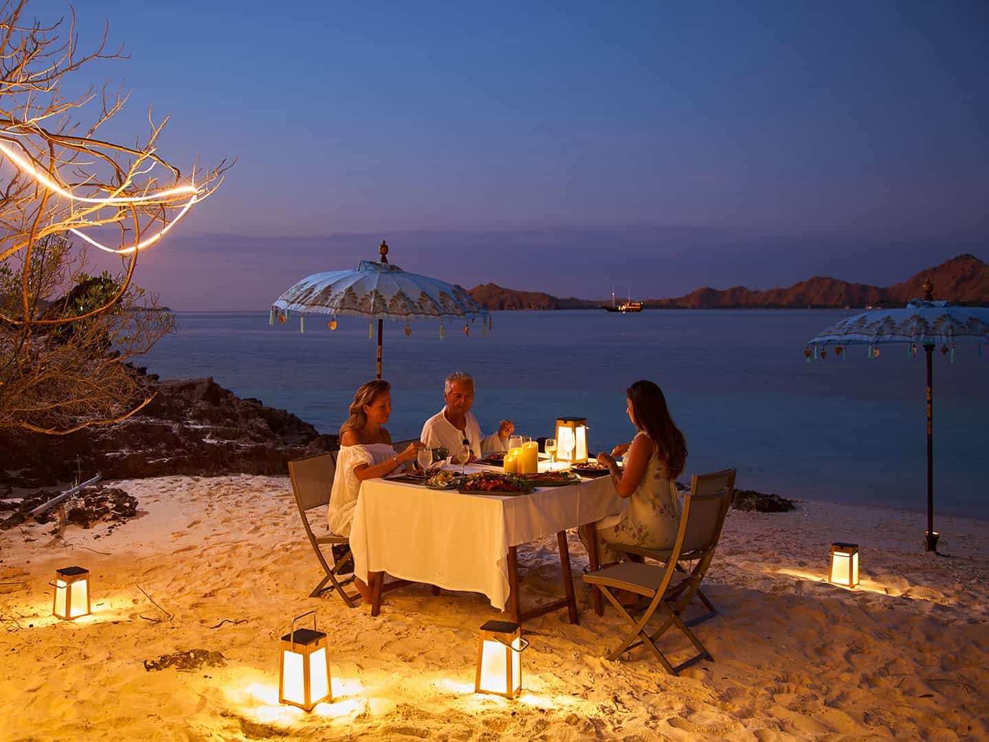 oracle-yacht-fine-dining-on-a-beach