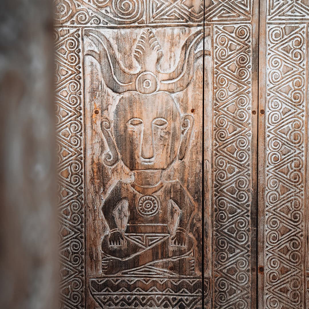 À Propos de Nous 4 oracle phinisi indonesian tribal art detail luxury charter