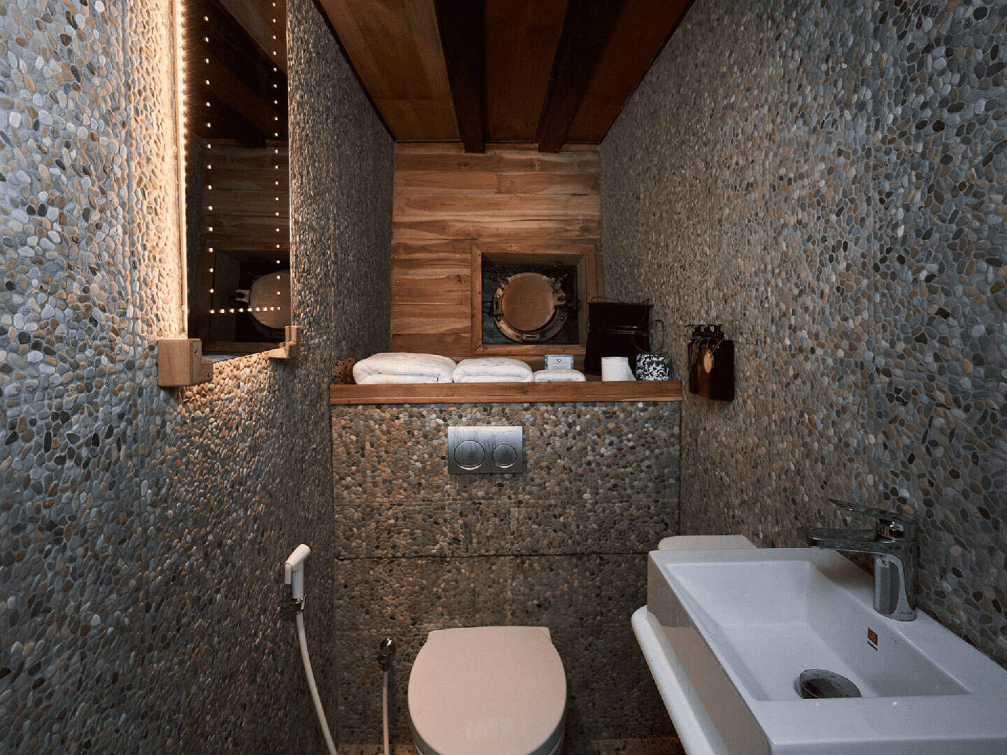 On Board 17 oracle-yacht-luxe-room-bathroom-luxury-charter-indonesia