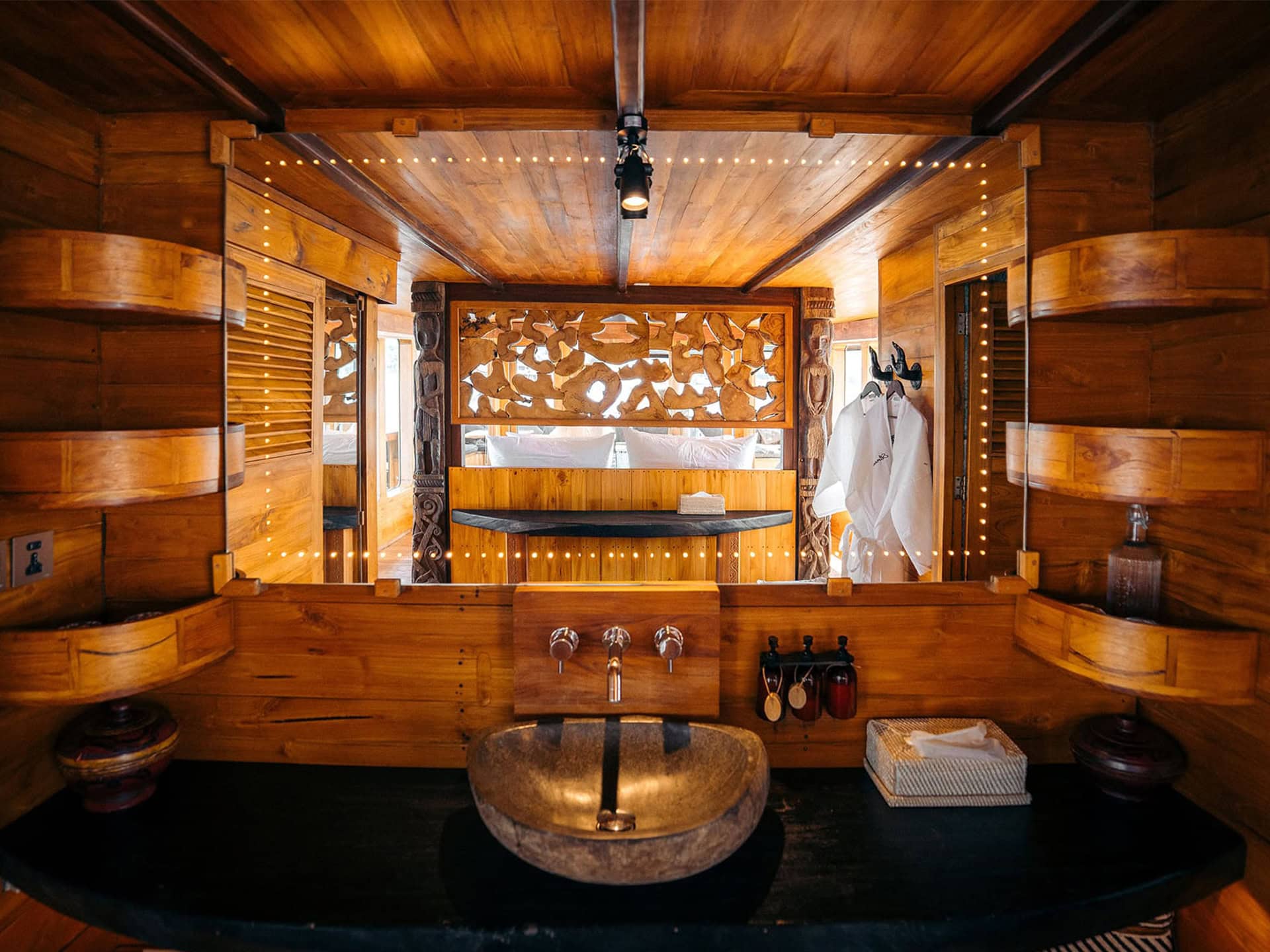 On Board 14 oracle-yacht-luxury-ensuite-bathroom-phinisi-liveaboard