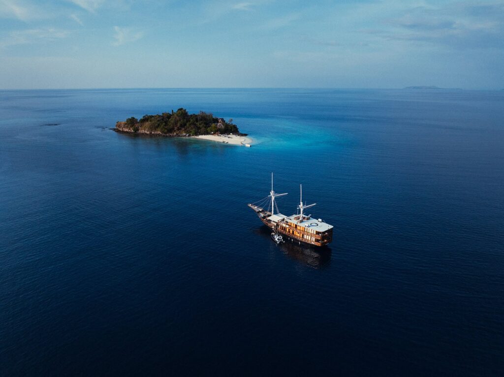 oracle yacht luxury private charter indonesia komodo raja ampat banda sea