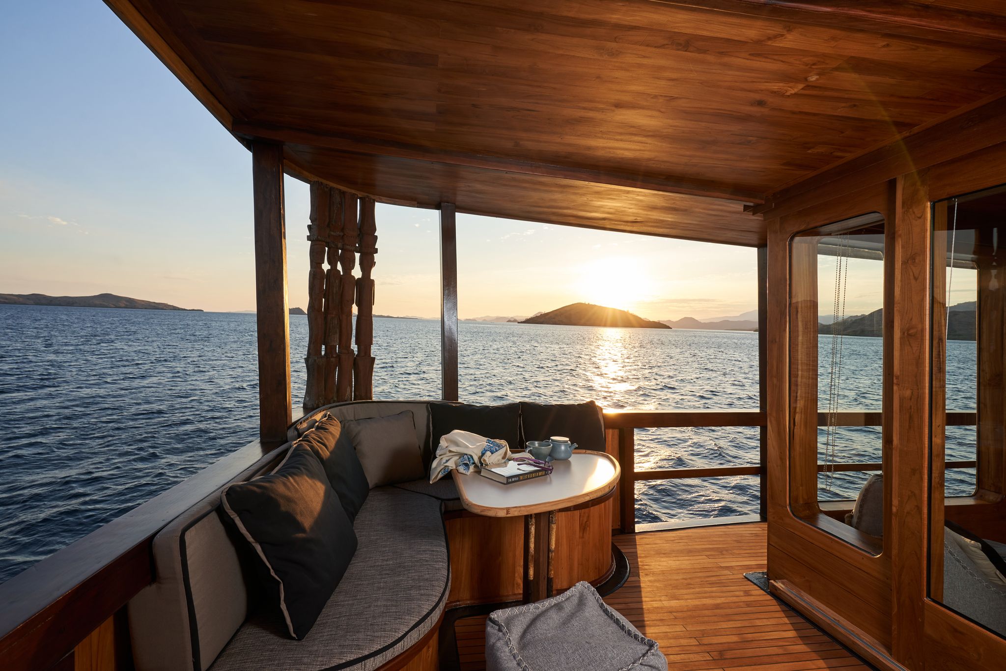 On Board 15 oracle-yacht-master-lounge
