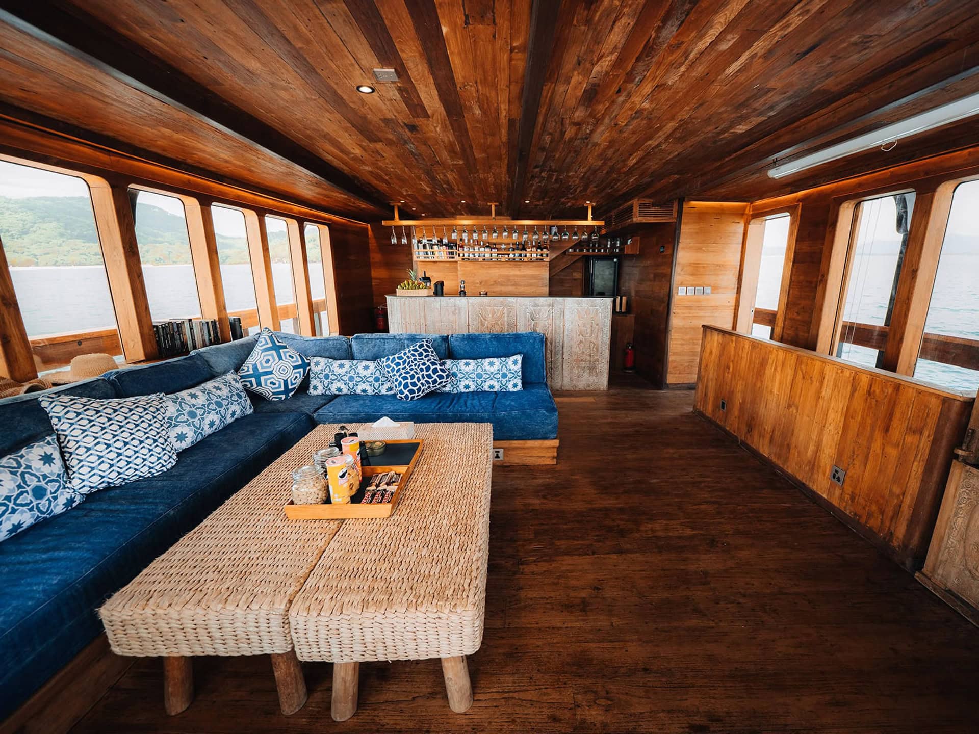 On Board 3 oracle-yacht-phinisi-spacious-lounge-sea-view-liveaboard-indonesia