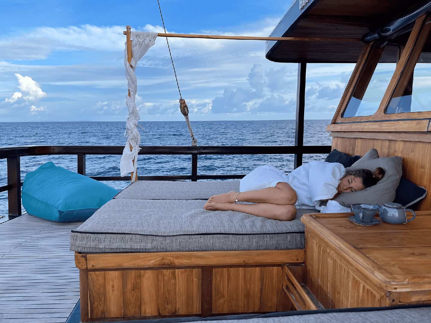 On Board 5 oracle-yacht-private-liveaboard-sundeck-view-indonesia