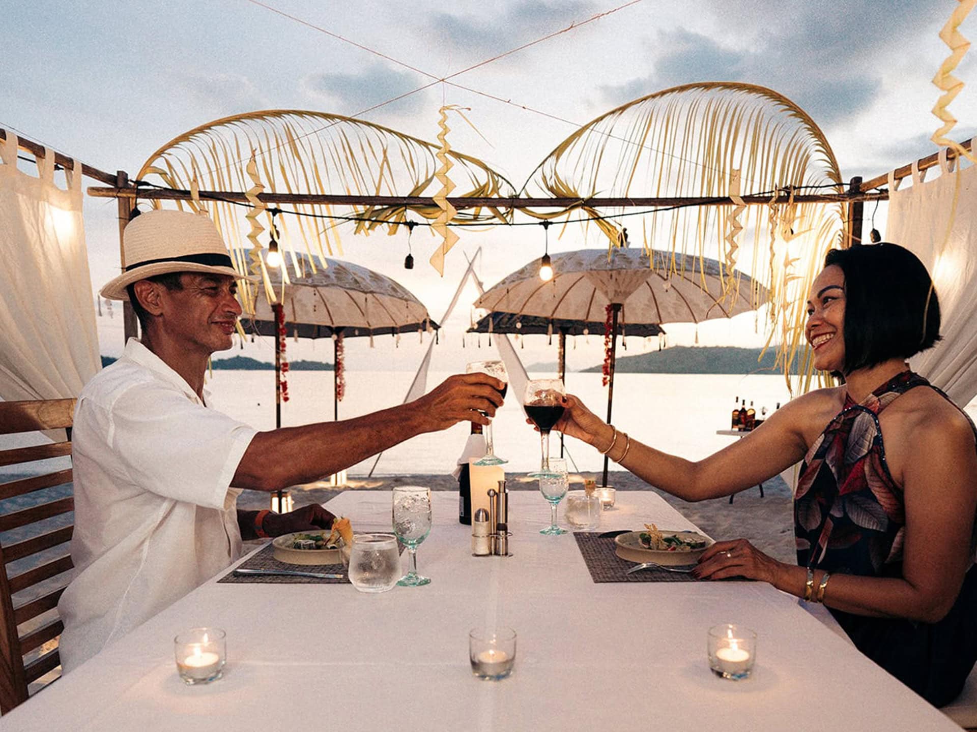 Expérience 4 oracle-yacht-romantic-beach-dinner-picnic-komodo-indonesia