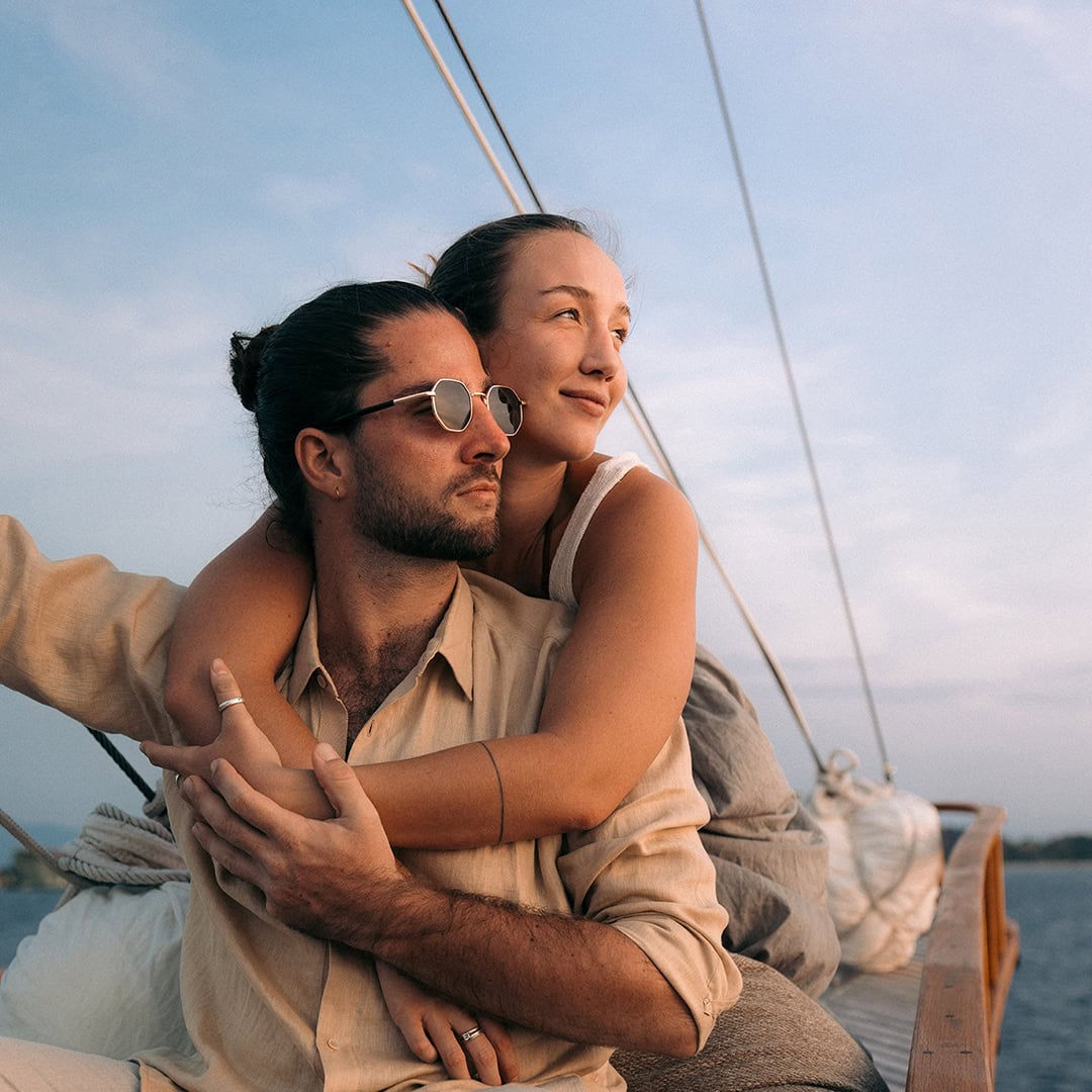 À Propos de Nous 5 oracle yacht romantic couple sunset indonesia private charter