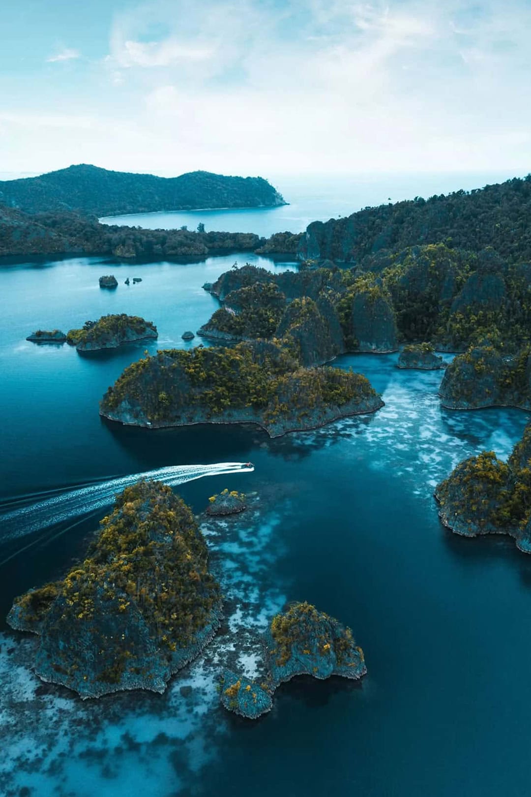 Destinations 4 oracle-yacht-speedboat-exploration-limestone-islands-raja-ampat-indonesia