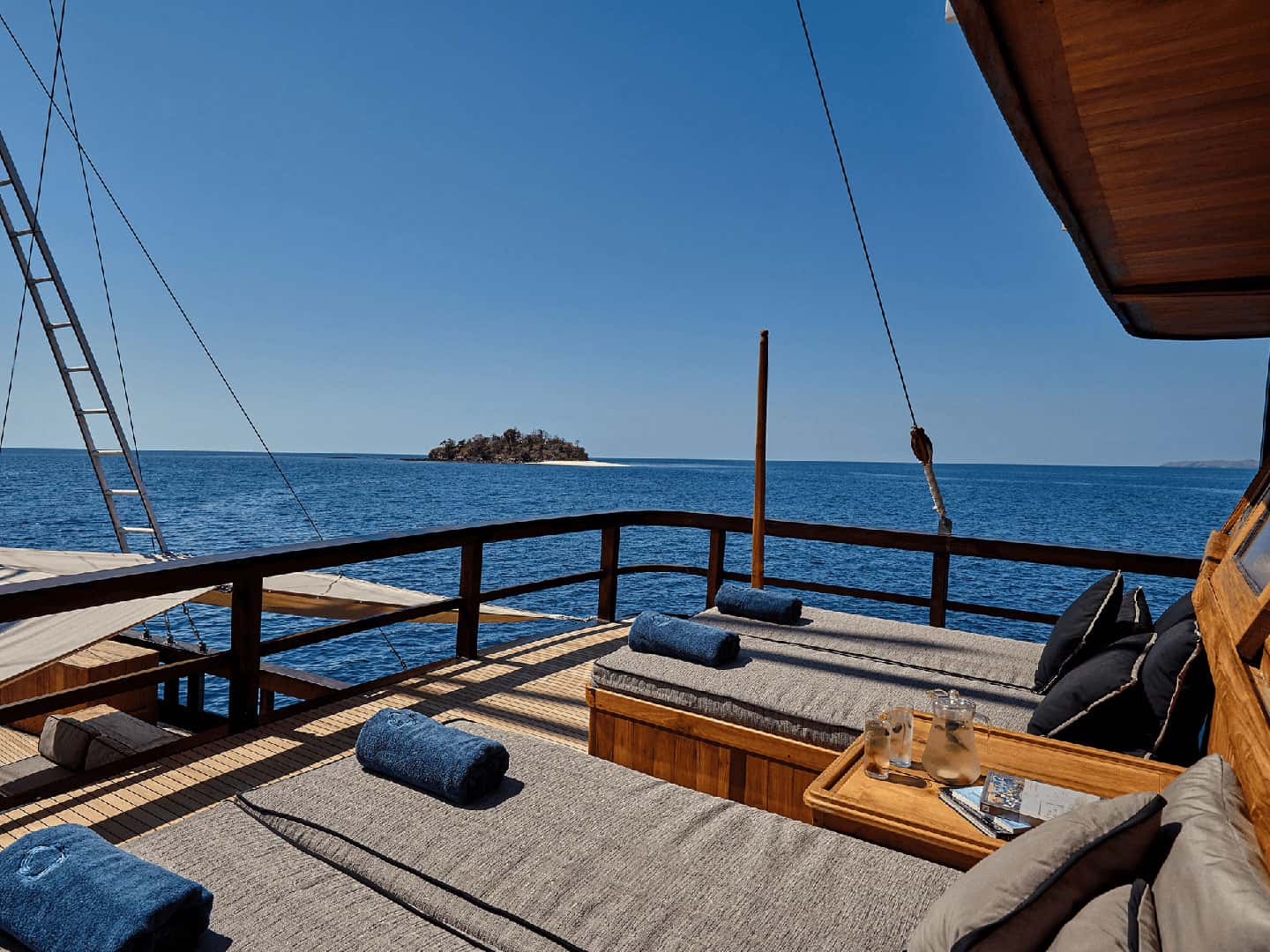 On Board 6 oracle-yacht-sundeck-lounge-ocean-panorama