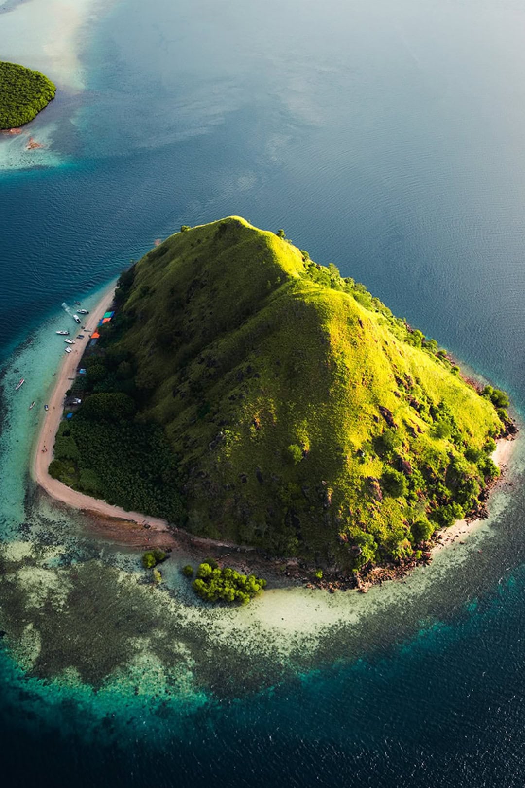 Destinations 2 the-oracle-yacht-island-aerial-view-tropical-paradise-indonesia