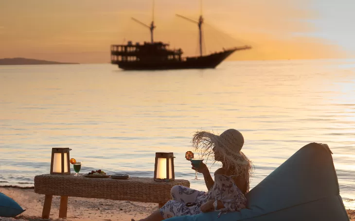 Beach Dining | Oracle Yacht